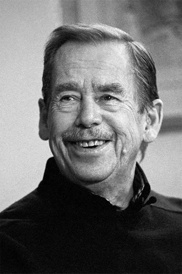 Václav Havel est un dramaturge, essayiste et homme d'État tchécoslovaque puis tchèque.